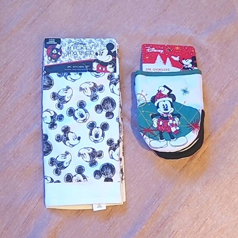 Mickey Mouse kitchen towels and Mini Mits